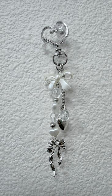 Silver charm with pearly bow, White/silver bow